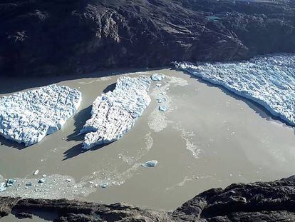 Blocos de gelo desprendidos do glaciar Grey na Patagonia.