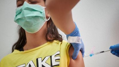 Menina de 12 anos é vacinada contra o coronavírus em Pamplona, em agosto.