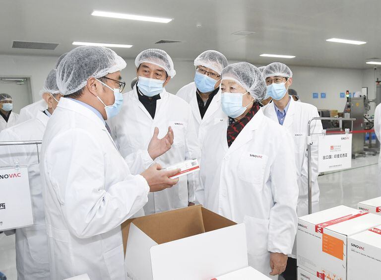 Vice-primeira-ministra chinesa Sun Chunlan visita laboratório da Sinovac, uma das farmacêuticas chinesas que estão desenvolvendo vacinas contra a covid-19.
