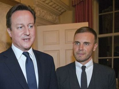 O primeiro-ministro britânico David Cameron com Gary Barlow, cantor e compositor do Take That.