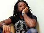 O escritor Marlon James em uma imagem promocional.
