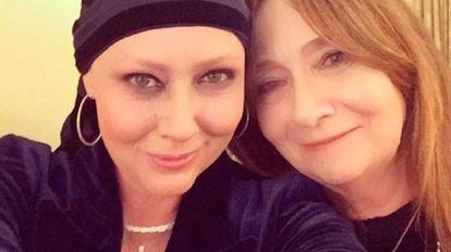 A atriz Shannen Doherty com sua mãe depois de receber recentemente um prêmio da Sociedade Americana do Câncer, por sua coragem diante da doença.