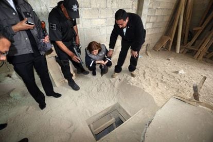 O promotor geral de México observa o túnel pelo que escapou O Chapo.