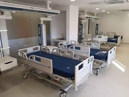 Interior de uma sala de um hospital.