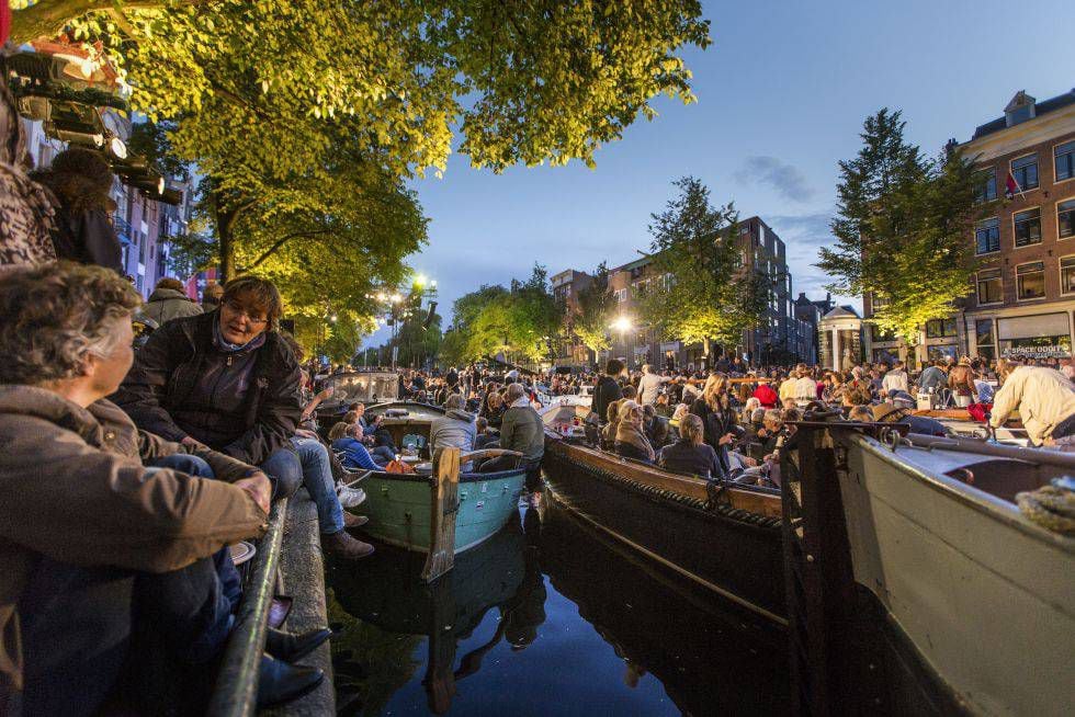 Barcas no canal de Prinsengracht, em Amsterdã, durante o Grachtenfestival.
