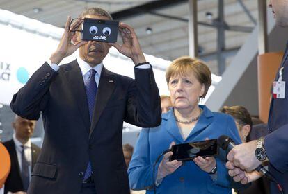 Barack Obama testa um gadget na presença de Angela Merkel durante sua visita a Hannover.