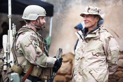 Bradley Cooper e Clint Eastwood, na filmagem de “Sniper Americano”