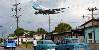 Avião presidencial chegando a Havana
