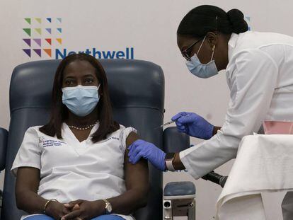 Sandra Lindsay recebe a primeira injeção administrada nos EUA, nesta segunda-feira, no Long Island Jewish Medical Center de Nova York.