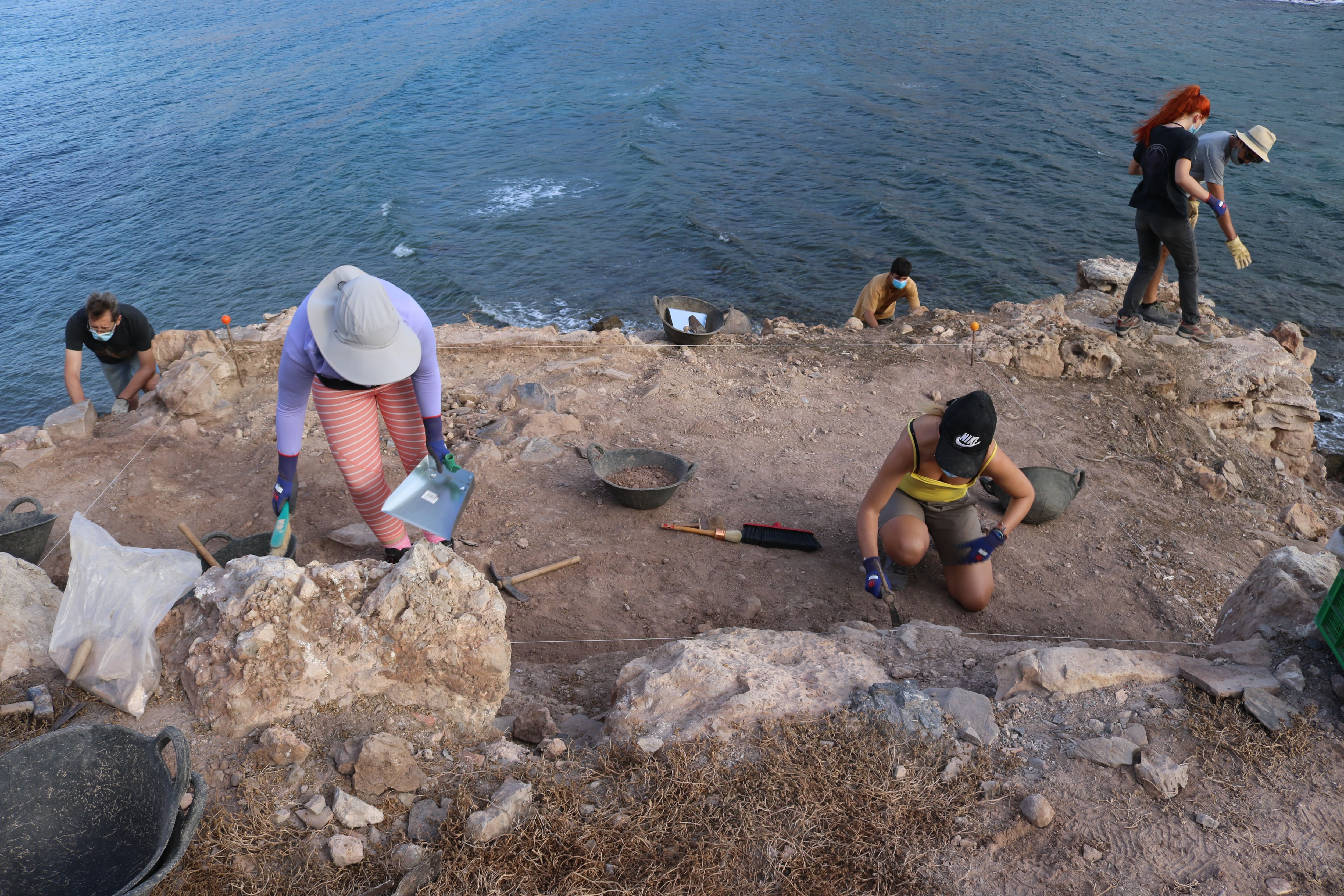 Arqueólogos da Universidade de Murcia escavam em outubro passado a ilha do Frade.