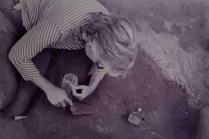 Fotografia de uma imagem de arquivo de Madame Annete Laming-Emperaire, enquanto escavava o crânio da Luzia, na década de 70.