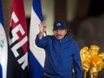 Daniel Ortega saludando a sus seguidores en un acto público.