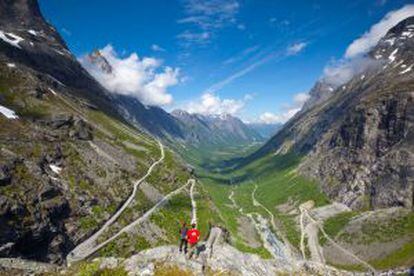 Turistas contemplando a chamada estrada dos trolls (Trollstigen), en Romsdal (Noruega).