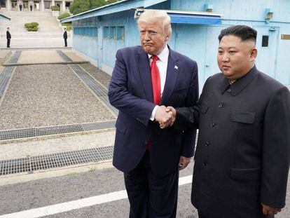 Donald Trump e Kim Jong-um, na Zona Desmilitarizada entre as duas Coreas neste domingo.