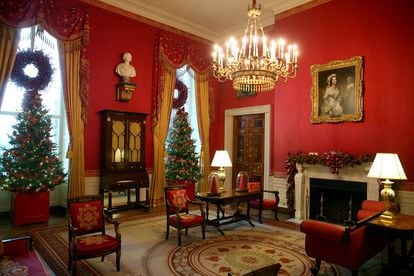 O Salão Vermelho decorado para o Natal de 2015 por Michelle Obama. |
