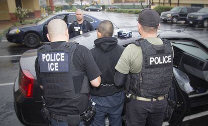 Agentes de imigração detêm um imigrante durante uma operação em Los Angeles