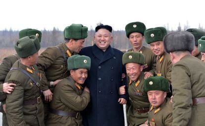 Kim Jong-un rodeado de militares nesta segunda.