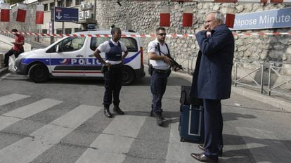 Um viajante e uns policiais franceses, em frente à estação de Marselha isolada, neste domingo.