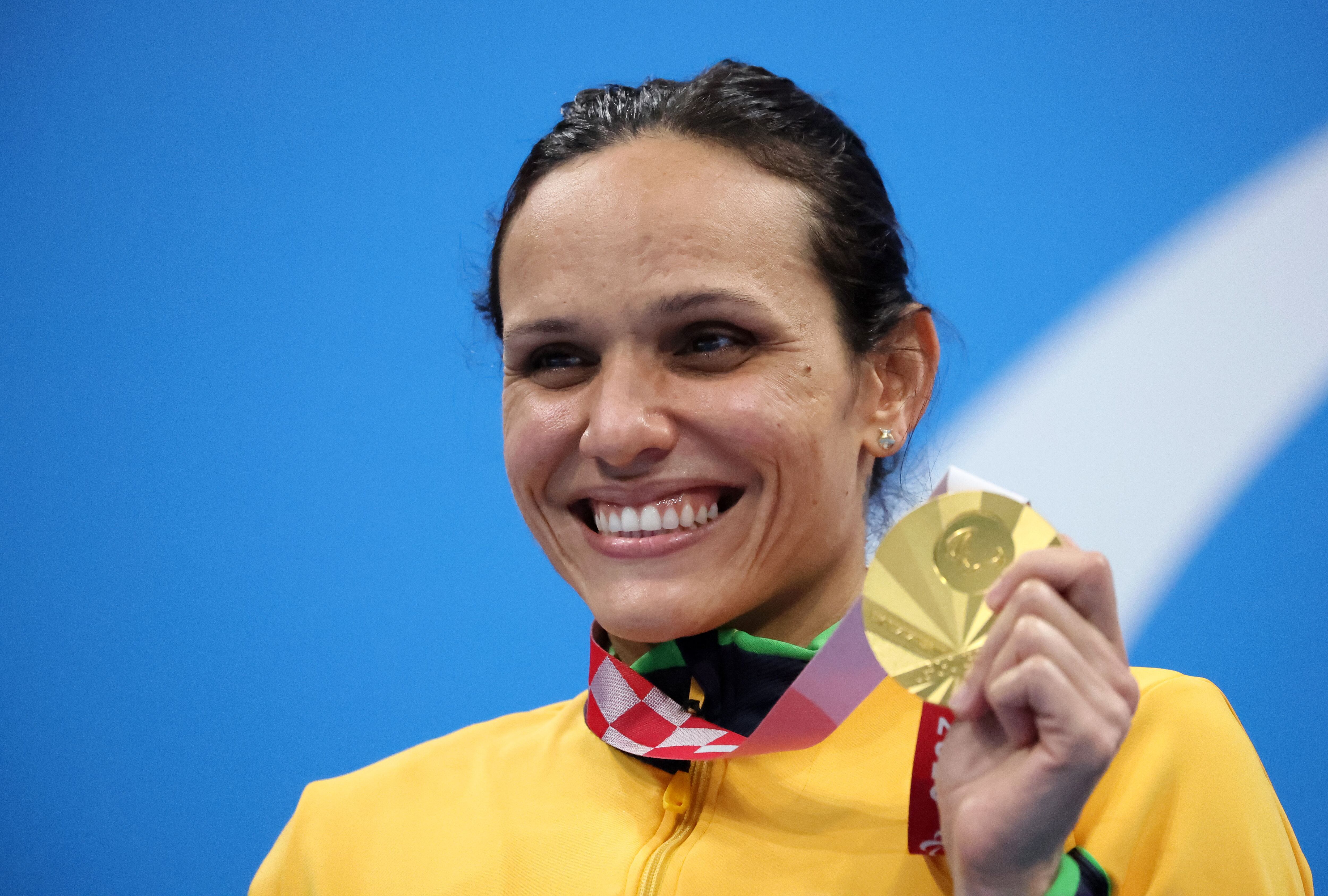 Carol Santiago celebra a medalha de ouro conquistada nos 100m livre da classe S12, nesta terça-feira, no Centro Aquático de Tóquio.