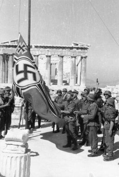 Hasteamento da suástica na Acrópole em 1941.