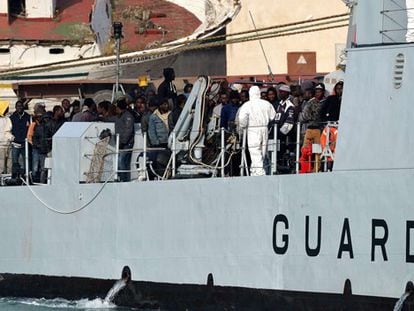 Outros 200 imigrantes resgatados chegam ao porto de Catania.
