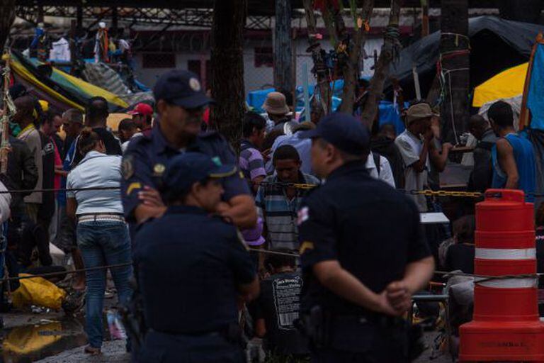 Guardas civis diante da cracolândia no centro de São Paulo.