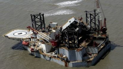 Plataforma petrolífera encalhada na ilha de Dauphin, Alabama, após a passagem do Katrina.