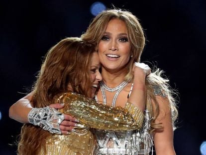 Shakira abraça Jennifer Lopez depois da apresentação no intervalo do Super Bowl LIV em Miami.