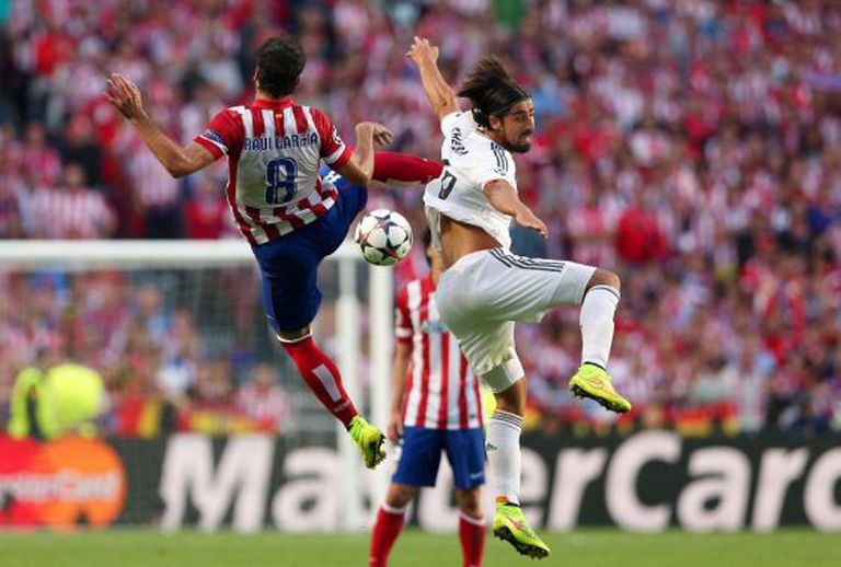Sami Khedira, do Real Madrid, e Raúl García, do Atlético, na primeira parte do jogo.