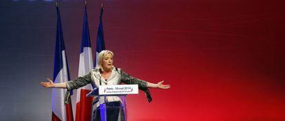 A presidenta da ultradireitista Frente Nacional francesa, Marine Le Pen, fala aos seus seguidores neste domingo, em Paris.