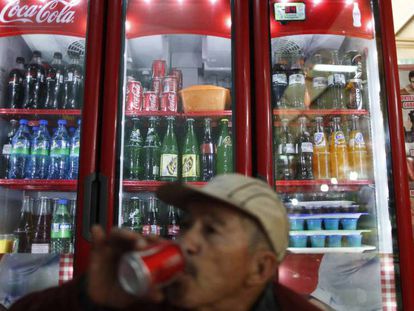 Homem toma refrigerante no México, país que já tem um imposto sobre bebidas açucaradas.