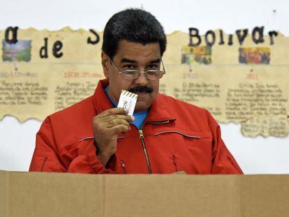 Maduro deposita seu voto