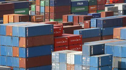 Contêineres de mercadorias num porto.
