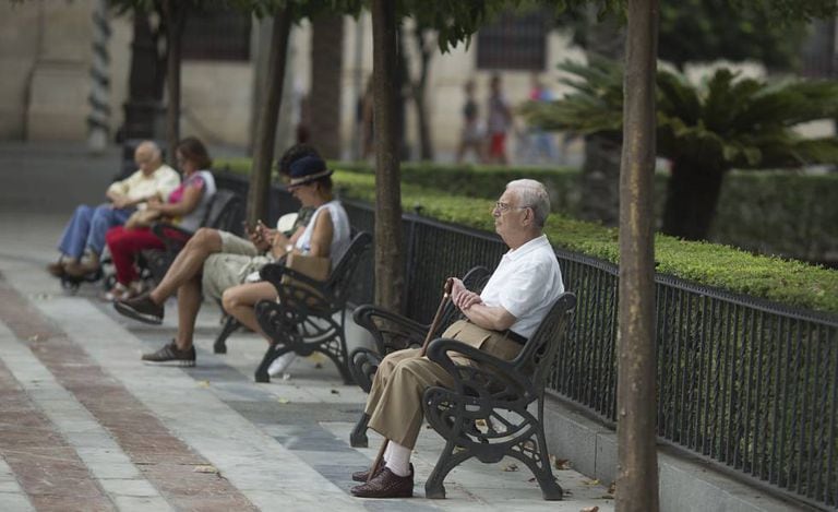 Un jubilado sentado en un parque de Sevilla.