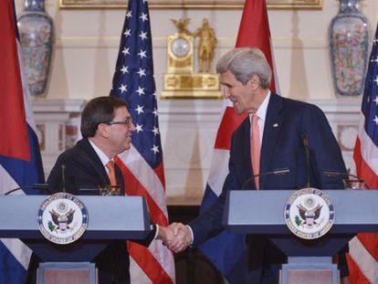 John Kerry (dir.) e o chanceler cubano Bruno Rodríguez.