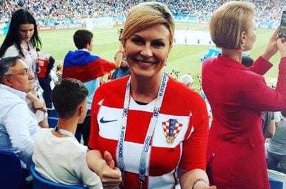 A presidenta da Croácia, Kolinda Grabar-Kitarović, com a camiseta croata durante uma das partidas da Copa da Rússia 2018.