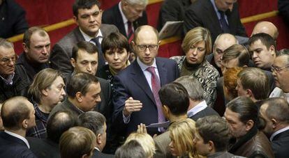 Yatseniuk, no Parlamento de Kiev em dezembro passado.