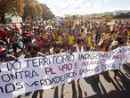 AME1805. BRASILIA (BRASIL), 01/09/2021.- Decenas de personas participan en la marcha de cerca de 1200 indígenas de 70 pueblos de todas las regiones del país hacia la plaza de los Tres poderes, para seguir el juicio que definirá el futuro de la demarcación de las tierras indígenas, hoy, en Brasilia (Brasil). La sesión del Supremo Tribunal Federal de Brasil está programada para comenzar este miércoles, con los alegatos orales de las partes involucradas en el proceso de los amicus curiae - amigos de la Corte. Los pueblos indígenas de todo el país que siguen el juicio, en Brasilia y en sus territorios, piden a la Corte reafirmar sus derechos constitucionales y enterrar definitivamente la tesis ruralista e inconstitucional del marco temporal. EFE/ Joédson Alves