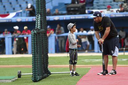Jogador do Tampa Bay Rays conversa com um menino no Estádio Latino-Americano.