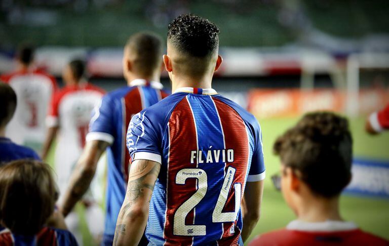 Flávio entra em campo com a camisa 24, pelo Bahia.