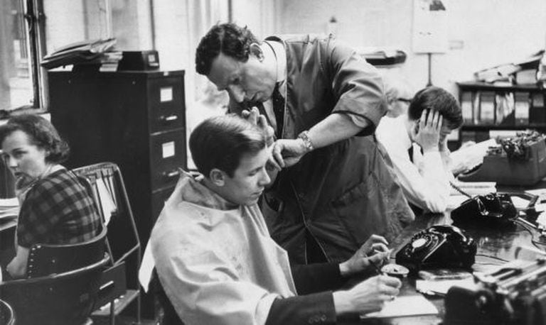 Montague Clifford era um barbeiro ambulante que, nos anos 60, barbeava trabalhadores como este, enquanto eles estavam no trabalho e fumavam. É um mito 'freelance'.
