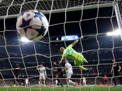 Benzema marca o gol do empate do Real Madrid.