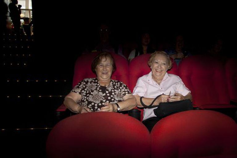 As aposentadas Lucia de Castro e Leticia Selme, frequentadoras do cinema Reserva Cultural, em São Paulo.