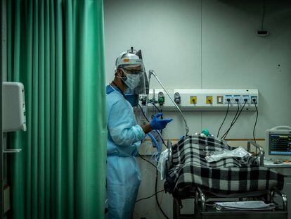 Profissional monitora paciente em leito de terapia intensiva do Hospital Municipal Tide Setúbal, na zona leste de São Paulo.