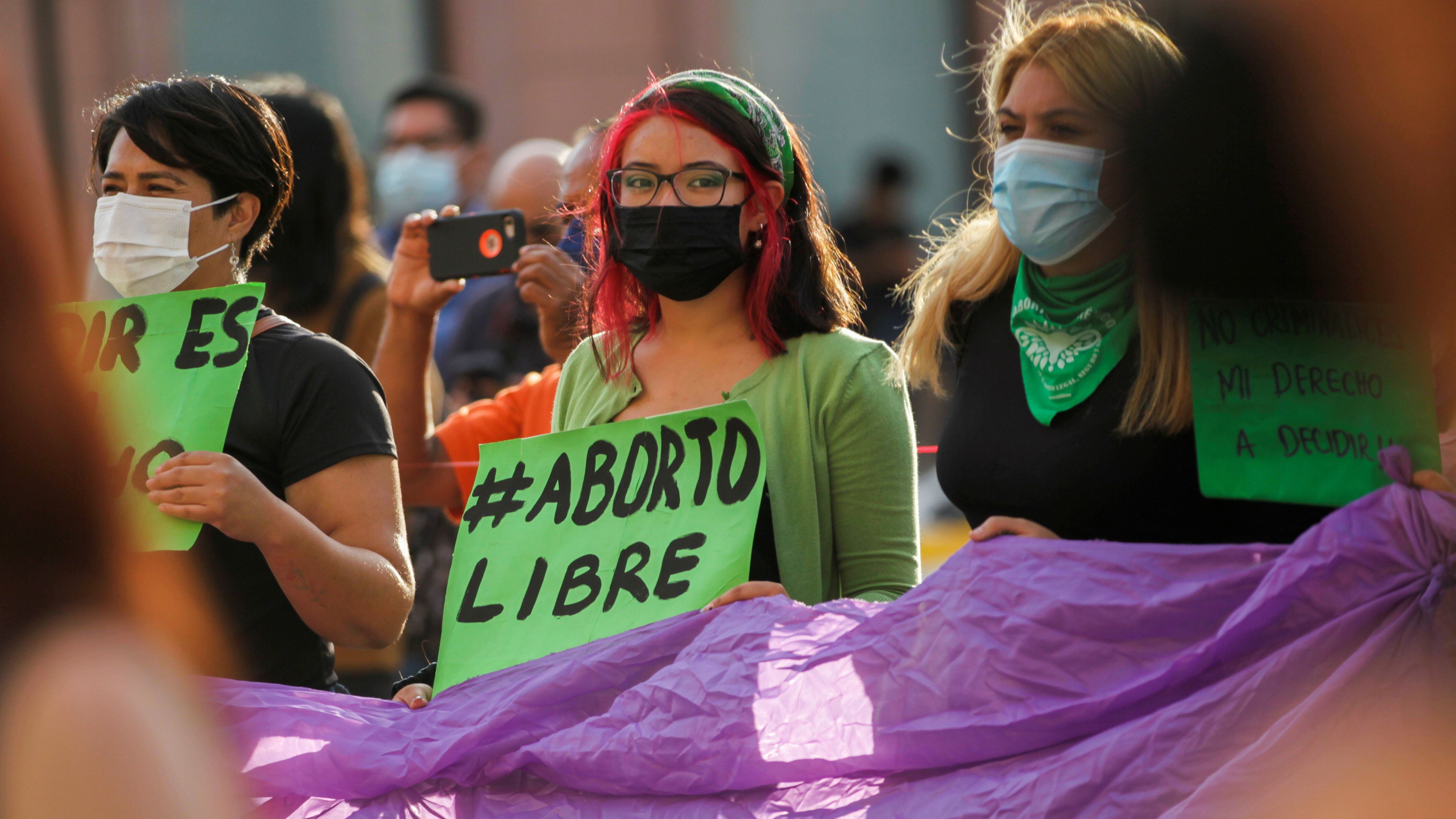 Uma mulher segura um cartaz a favor do aborto em Saltillo (Coahuila), durante a deliberação da Suprema Corte. 