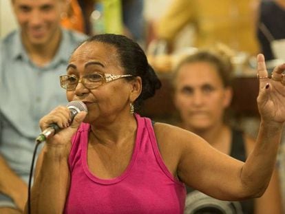 Dona Lindacy Menezes no debate na Garagem das Letras, dia 1&ordm; de fevereiro 