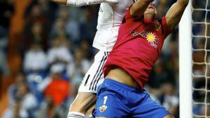 Bala pula a por a bola ante a oposição de Esteban.