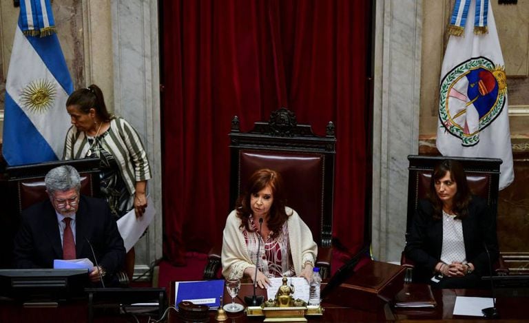A ex-presidenta e senadora Cristina Kirchner à frente da sessão da Câmara Alta que aprovou a lei de emergência econômica.