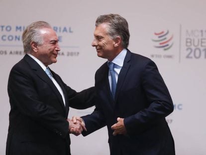 Michel Temer e Mauricio Macri se cumprimentam na confer&ecirc;ncia da OMC, no domingo.
