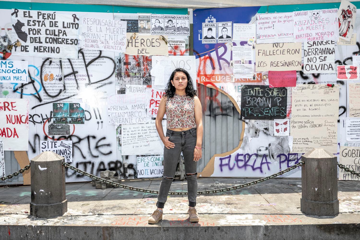 A estudante de jornalismo Alba Ñaupas posa em frente a um muro com os slogans das manifestações em Lima.